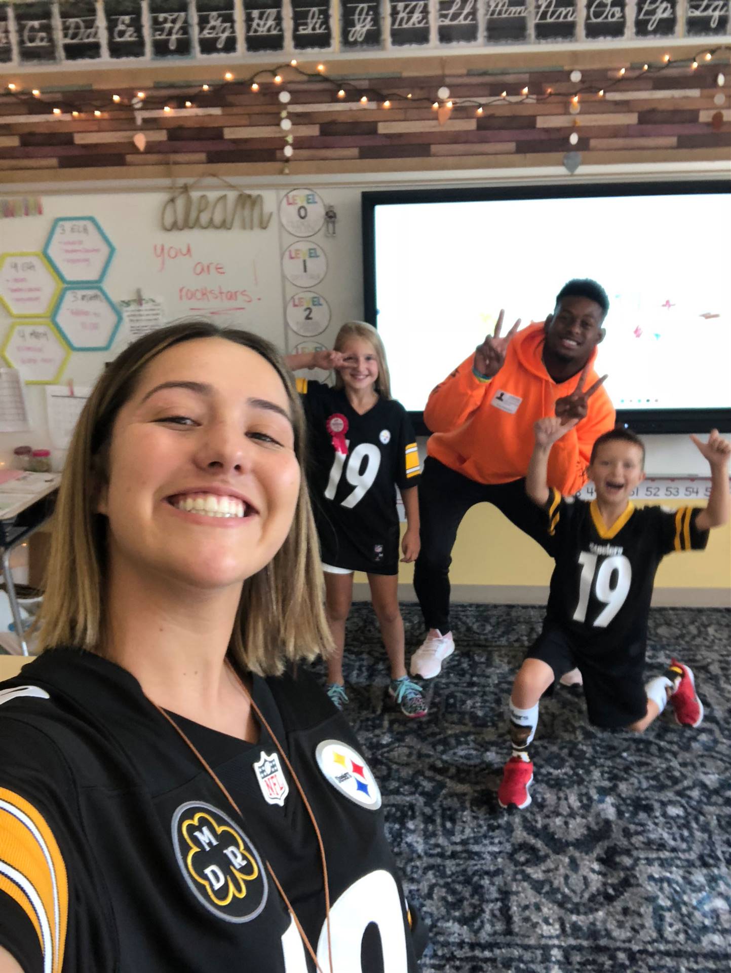 JuJu Smith-Schuster visiting with students at Ross Elementary School