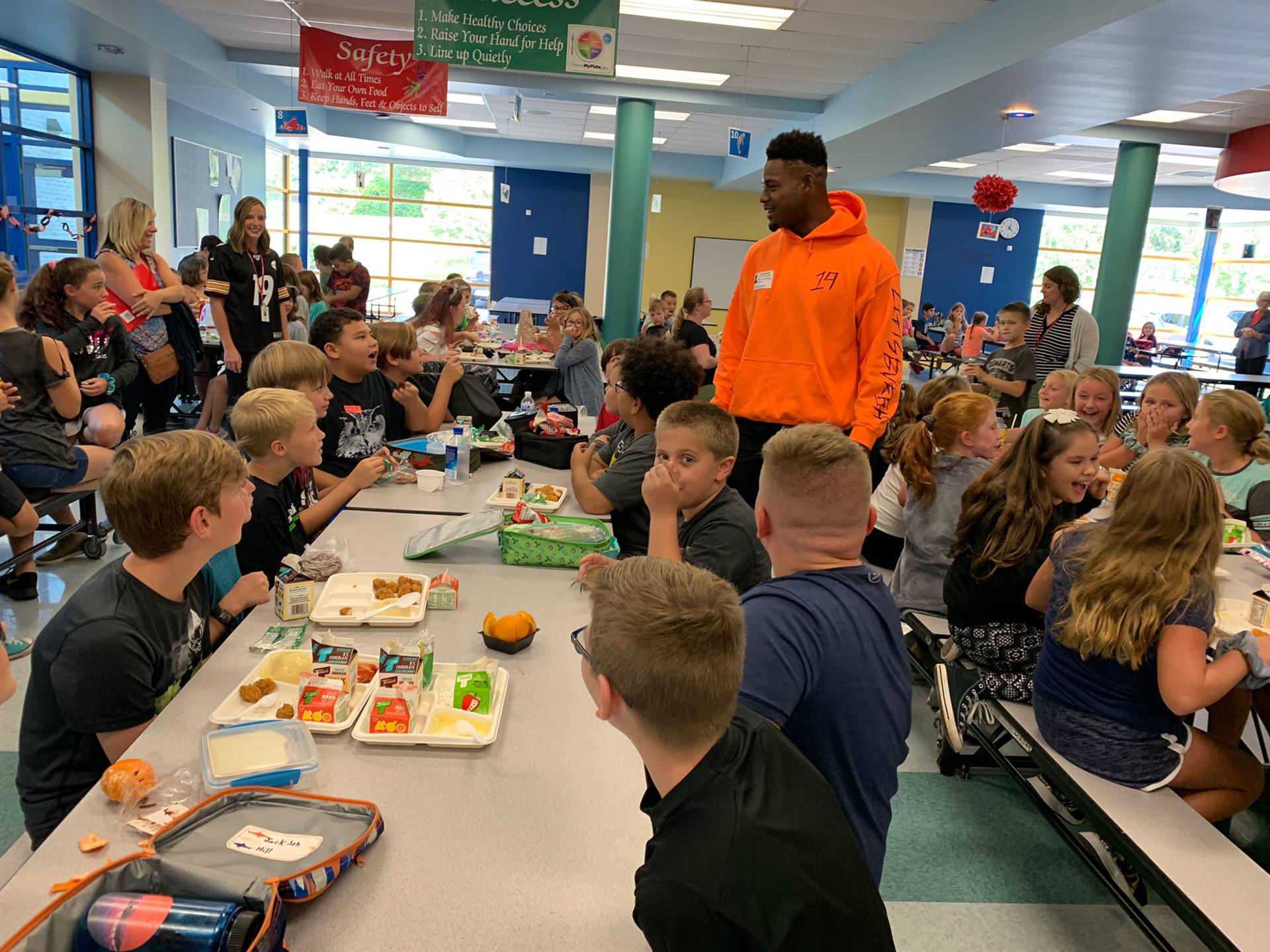 JuJu Smith-Schuster visiting with students at Ross Elementary School